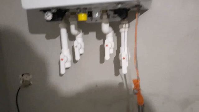 Установка и обвязка своими руками настенного газового котла Navien Deluxe 24k. смотреть онлайн