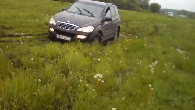 Витара таскает Кайрона по раскисшей дороге смотреть онлайн