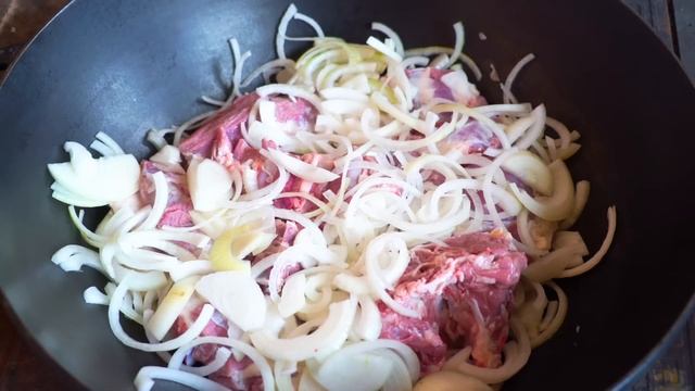 МЯСО В КАЗАНЕ НА КОСТРЕ. Баранина томлённая в луке смотреть онлайн