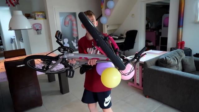 PIP VERJAARDAG 7 JAAR !! (TUINFEEST!!)- De Bakkertjes #824 смотреть онлайн