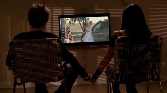 Я с Аленкой смотрю на дуру которая чудит на автозаправке. Дура блонд! смотреть онлайн