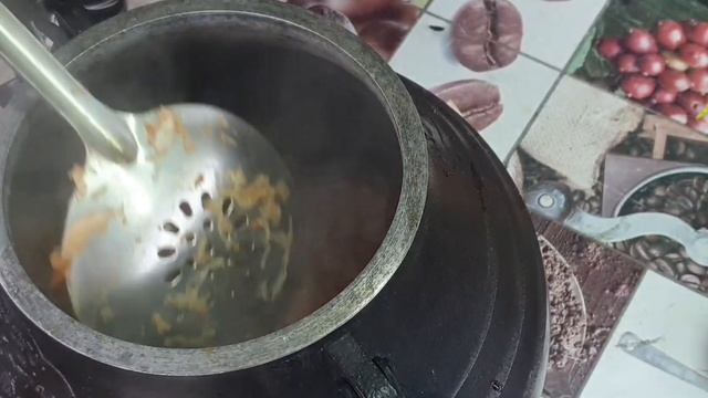 СВИНЫЕ РУЛЬКИ С КВАШЕННОЙ КАПУСТОЙ В АФГАНСКОМ КАЗАНЕ,СМОТРИТЕ ДО КОНЦА ТАМ РЖАЧКА#рульки# смотреть онлайн