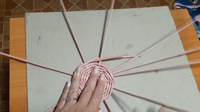 Кашпо из бумажной лозы. Первые видео за работой. смотреть онлайн