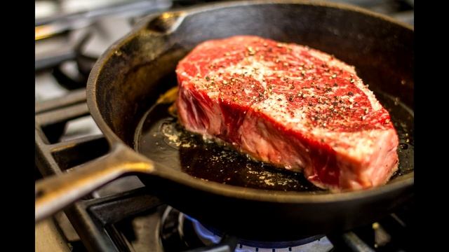 КАК ЖАРИТЬ СТЕЙК ИЗ ГОВЯДИНЫ НА СКОВОРОДЕ ГРИЛЬ смотреть онлайн