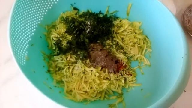 ОЛАДЬИ ИЗ КАБАЧКОВ/Kabak mücveri/Кабак мюджвери/Турецкая кухня смотреть онлайн