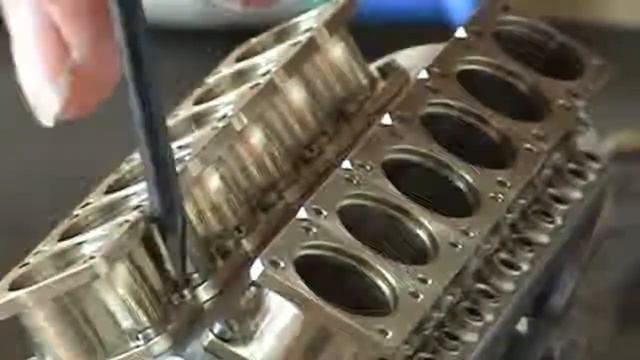 САМЫЙ МАЛЕНЬКИЙ ДВИГАТЕЛЬ V12 смотреть онлайн