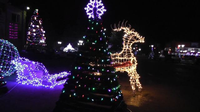 Прогулка по селу Вад под Новый год. Красивое световое оформление села. Иллюминация на нашем доме. смотреть онлайн