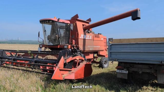 Зерноуборочный комбайн ЛИДА-1300 уборка ячменя! CASE 525, произведенный в Белоруссии! смотреть онлайн