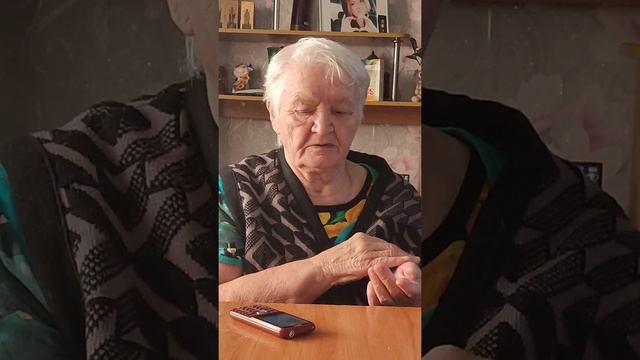 Моей бабуле 84 года, проверяет новый свой телефон, старый был тихий смотреть онлайн