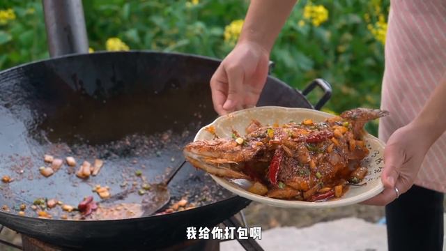 弟弟寵秋妹！買條鱸魚給姐姐賠罪，秋妹做香辣魚下飯吃，整條啃安逸！ 【顏美食】