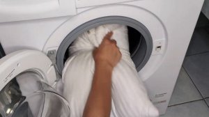 Как СТИРАТЬ ПОДУШКИ в стиральной машине. ПРОСТАЯ стирка подушки в домашних условиях