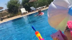 Игры в бассейне. Прыжки в воду и водные пистолеты. Ксюша Потоцкая и Алиса. Дети и родители на море.