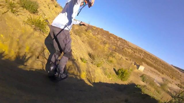 KingSong 14D leaves mountain biker in the dust! смотреть онлайн