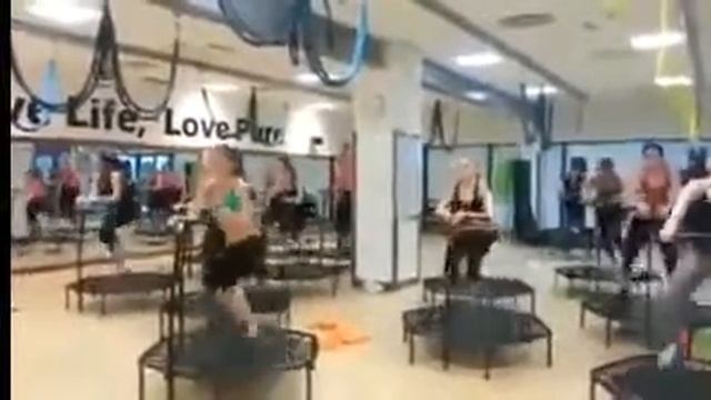 девушки прыгают на батуте под музыку смотреть онлайн