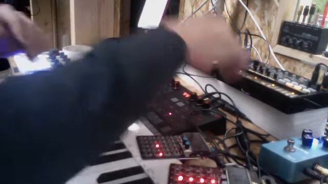 LIVE TECHNO ON TOY SYNTHS смотреть онлайн