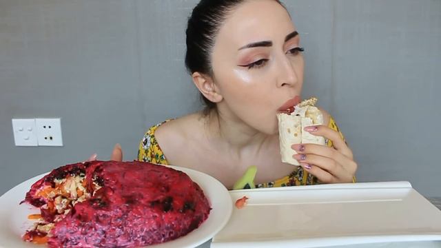 БЫСТРО Я ПЕРЕОБУЛАСЬ 💪❤️ Шаурма Мукбанк Ayka Emilly смотреть онлайн