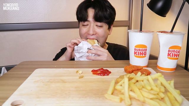 SUB) 버거킹 신메뉴 치즈렐라 와퍼 & 치킨버거 먹방 그런데 앵그리 너겟킹 감자튀김 왜이래../ BURGERKING CheeseRealla MUKBANG Eating Show смотреть онлайн