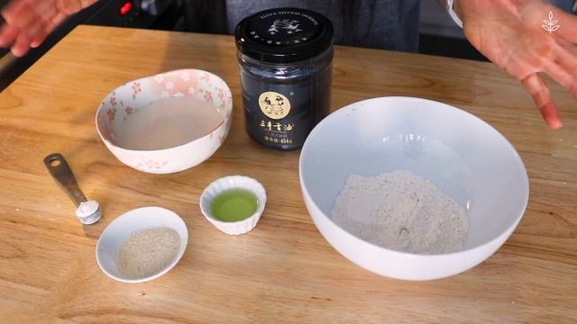 What the Heck Do I Do With Black Sesame Seeds? How About Waffles and Dango? | EATKINDLY With Me смотреть онлайн