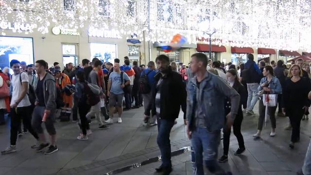 Футбольные болельщики на Никольской. Москва. 7 июля 2018 смотреть онлайн