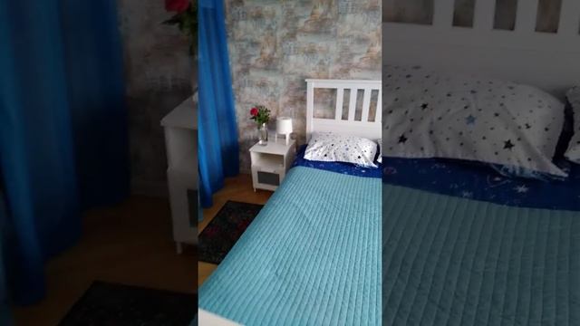 Спальня , с выходом на балкон. Кровать р. 160*200, большой гардероб. Картина М.Шагал "Над городом" смотреть онлайн