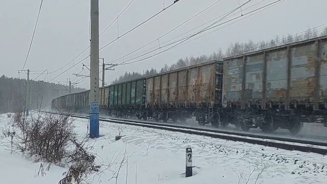 Электровоз ВЛ11К-187 следует с грузовым поездом смотреть онлайн
