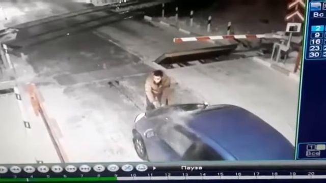 Автомобиль пытался проехать ж/д переезд с закрытым шлагбаумом в Свободном смотреть онлайн
