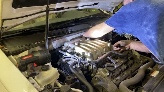 2007 Kia Optima 2.7 rear spark plug change. смотреть онлайн