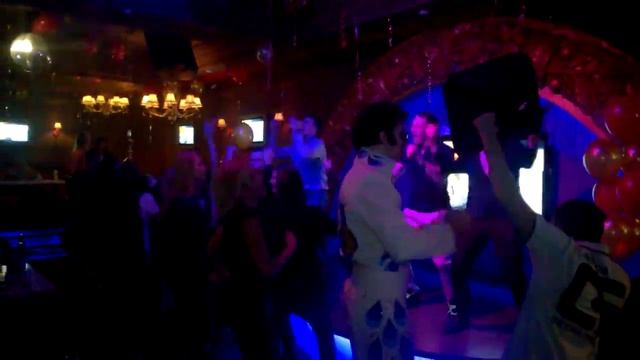 САМЫЙ ТАНЦЕВАЛЬНЫЙ КАРАОКЕ БАР В НОВОСИБИРСКЕ ELVIS! смотреть онлайн