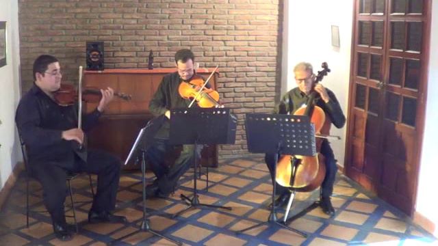 De Camara Tres - Haydn Divertimento No 5 in D major - Menuetto смотреть онлайн