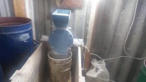 Зернодробилка "Усадьба" в работе /Обзор