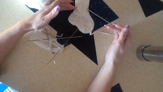 Носочки детские для новорожденных спицами (простой способ). смотреть онлайн