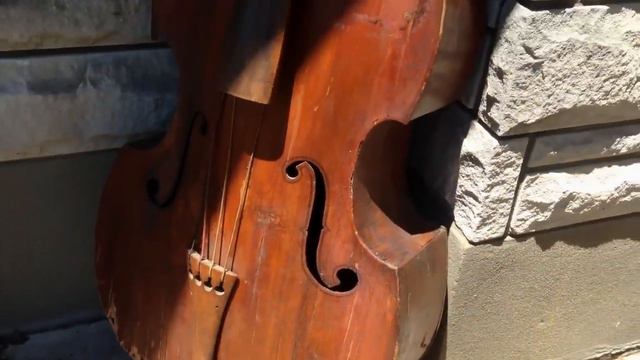 Crazy Guitar Hoarder YARD SALE! смотреть онлайн