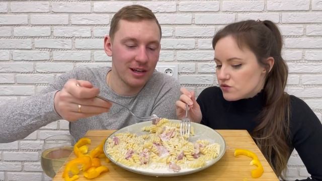 МУКБАНГ ПАСТА С БЕКОНОМ СЛИВКАМИ Зависимость от телефонов и игр MUKBANG PASTA WITH BACON AND CREAM смотреть онлайн