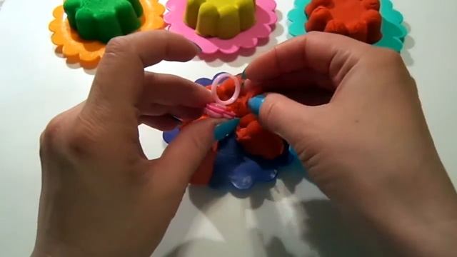 Учим цвета с Кинетическим Песком  на английском языке Сюрпризы игрушки из Кинетичекого Песка Весель