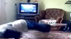 Неудачный брейкданс от мужика  Ударился ногой и начал материться