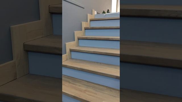 Обшивка бетонной лестницы дубом с пристенным поручнем в Воронеже. смотреть онлайн