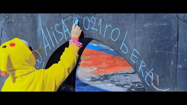 Алиса путешествует и запускает кораблики в ручьях смотреть онлайн