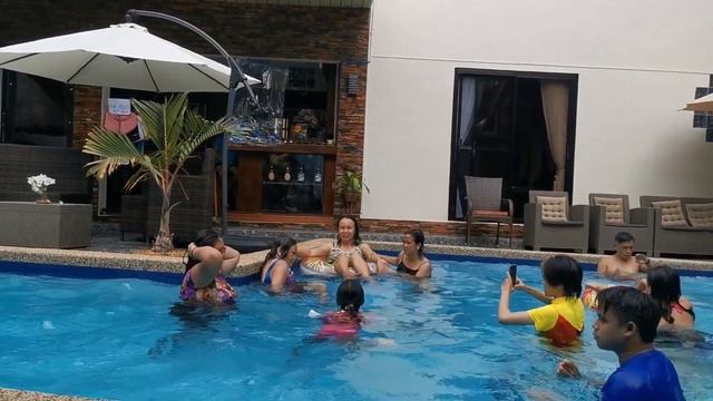 TRY THIS SWIMMING POOL GAME..! IT'S SUPER FUN - AT BLUE MOON INN PART 2 смотреть онлайн