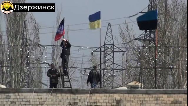 15.04.14 Дзержинск. Поднятие флага ДНР и снятие Украинского флага над горисполкомом смотреть онлайн