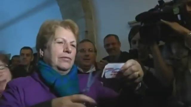 Preferentistas militantes do PP rompen o carnet ás portas de Raxoi. смотреть онлайн