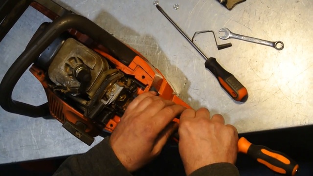 Ремонт бензопилы Хускварна. Демонтаж карбюратора смотреть онлайн