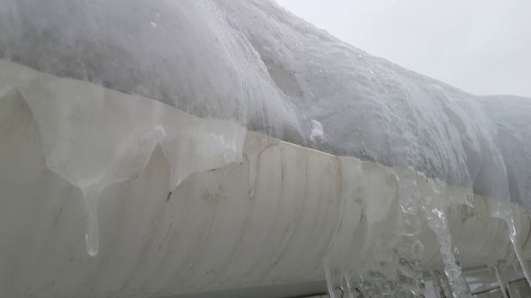 Алюминиевый водосток зимой.