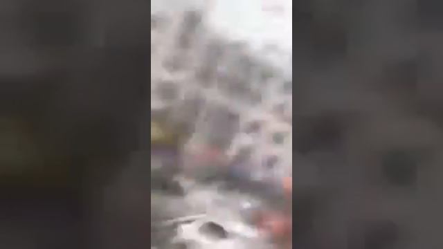 Строительный кран повалило ветром в Китае смотреть онлайн