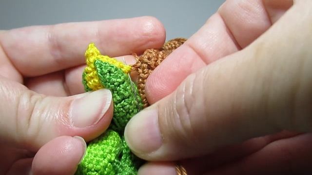 Закрепляю бутон на ручке вязаной крючком сумки смотреть онлайн