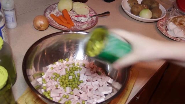 Видео-рецепт: Салат Оливье (Зимний салат) / Russian Salad Olivier