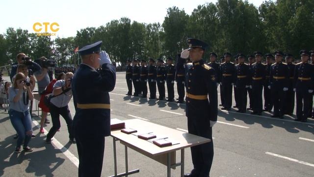 На плацу ЧВВАКУШа самые светлые головы авиации смотреть онлайн
