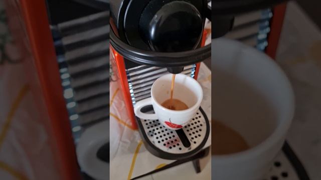 Good condition Nespresso coffee machine .worki.price is 20 kd .Mobile 50907071 смотреть онлайн