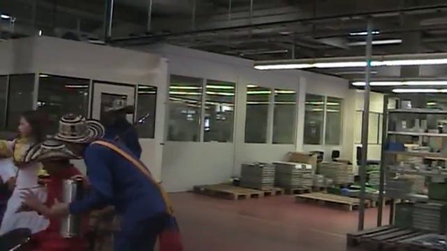 2013 07 15 Gira Europa Visita a la fábrica Hohner 2) смотреть онлайн