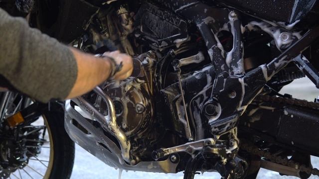 How to clean an adventure bike | Africa Twin | Oxford Brush and Scrub Motorcycle ASMR смотреть онлайн