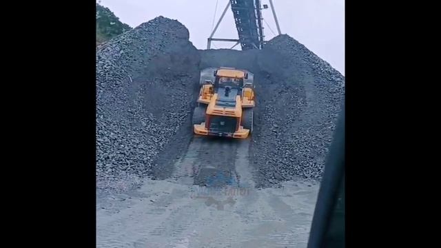 30 Dangerous Idiots Biggest Climbing Bulldozer Excavator Operator Skills & Crazy Truck Driving Fail смотреть онлайн